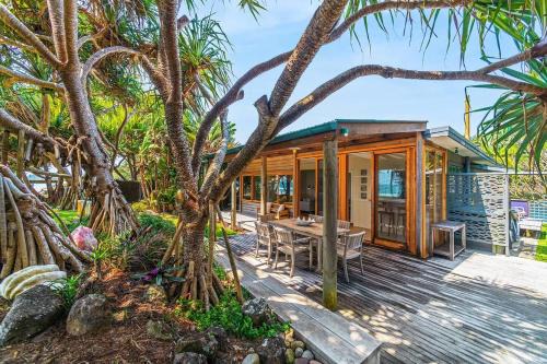 Byron Bay House | Belongil Beachside Cottage: Pet-Friendly Oceanfront Escape