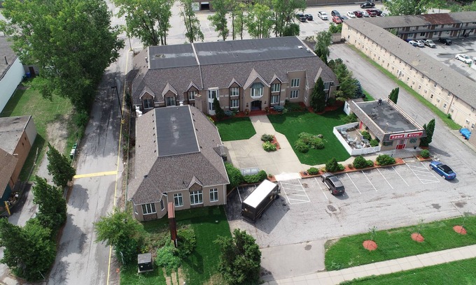 Niagara Falls Hotel | Relaxing Stay at Fullerton Manor Inn with Pool & Kitchen