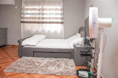 Freetown House | Comfortable 3-Bed Villa with WiFi & Family-Friendly Amenities