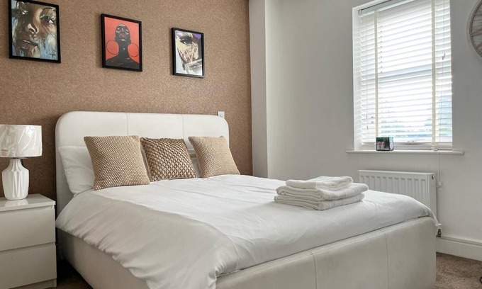 Whittington Apartment | Convenient 2BR Getaway by Bittacy Hill Park