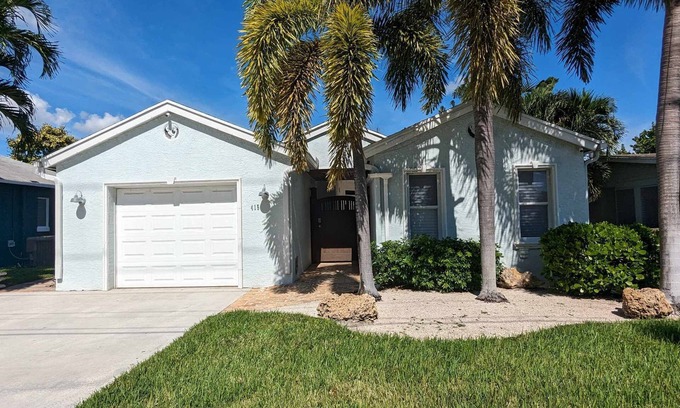Lantana House | Relaxing 3-Bedroom Retreat with Hot Tub near the Beach