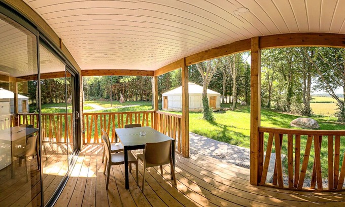 Les Martys Ski Chalet | Lakeview 3-Bedroom "Laprade" Chalet with Pool & Breakfast