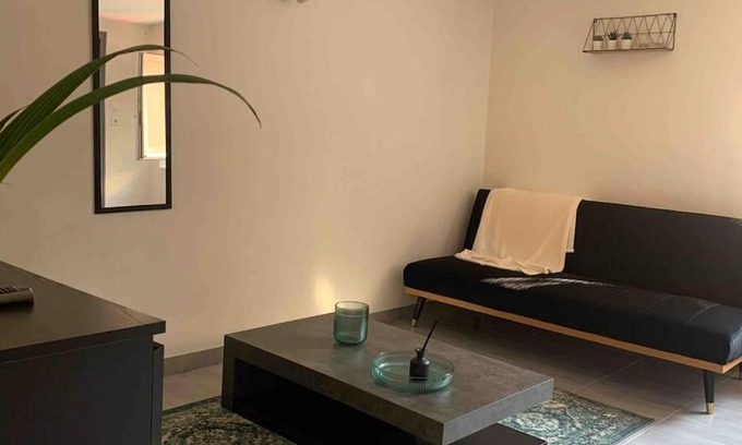 Les Chartreux Apartment | Convenient Apartment Steps from Longchamp - Family Friendly