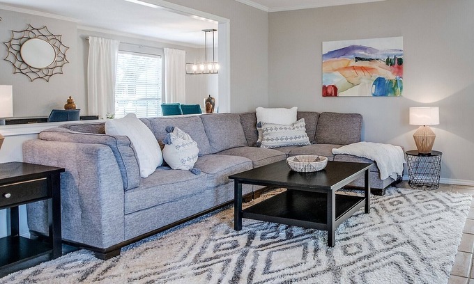 Richardson House | Cozy Pet-Friendly Home with Breakfast in Ideal Location
