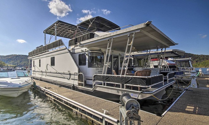 Havre De Grace Boat Rental | Pet-Friendly Houseboat at Log Pond Marina - 9.2 Rated Stay