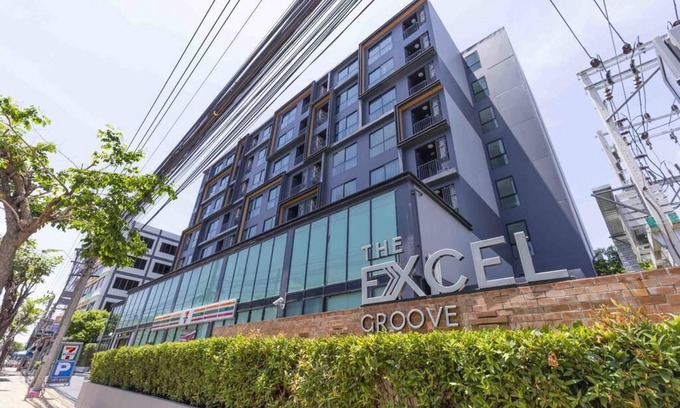 Bang Na Condo | Convenient Stay Near Airport with Pool and Kitchen Access