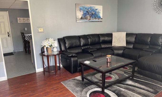 Trotwood House | Budget-Friendly 3 Bedroom Retreat with Kitchen & Breakfast