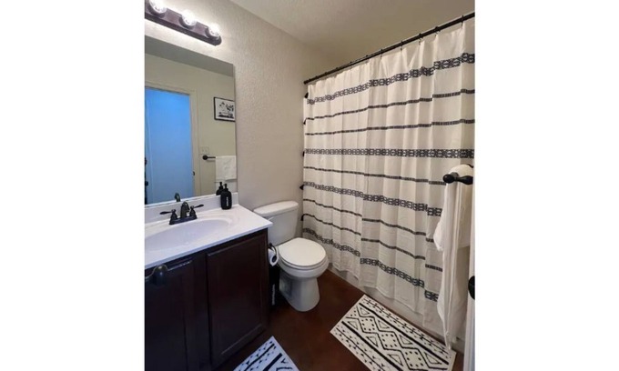 Temple House | Fully Furnished Cheerful Three Bedroom home!!