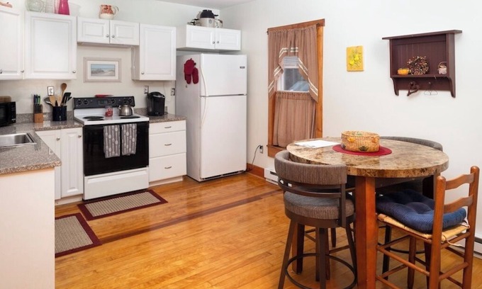 Brattleboro Apartment | Fully Furnished Pet-Friendly Retreat with Spa & Breakfast