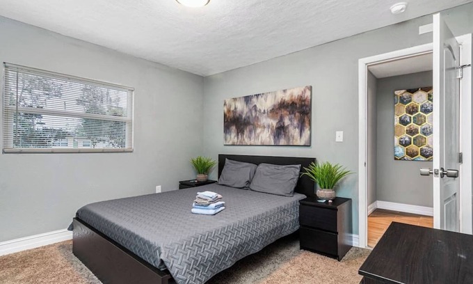 Old Harbor Place House | Cozy Guest House in Clearwater with Pool and Breakfast
