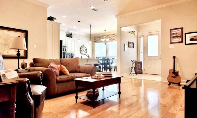 Burnside House | Ideal Home for Traveling Professionals with Pool & Spa
