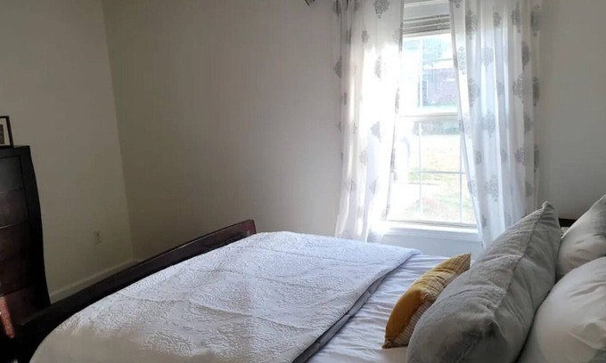 Terry House | Cozy Home for Families: Sleeps 8 and Child Friendly