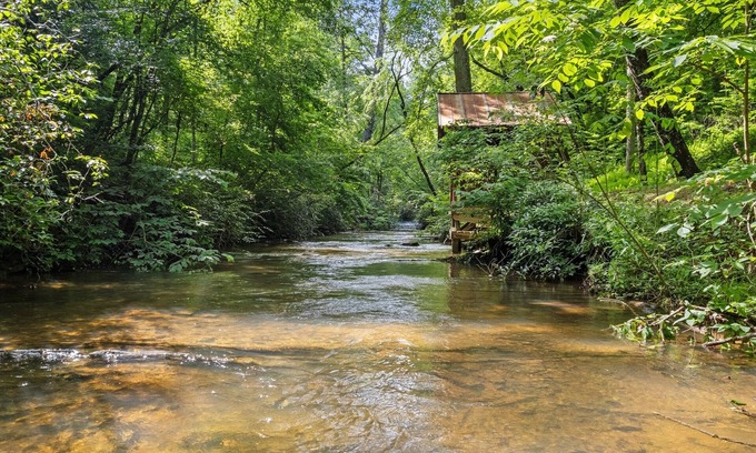 Cleveland Cabin | Inviting Mid-Term Rental Near Helen with Creekside Fishing