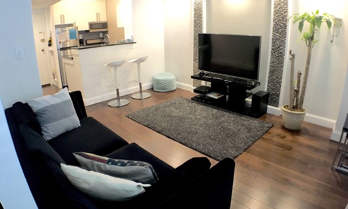 George Washington University Condo | Modern & Safe Hotel with Kitchen and Breakfast Included