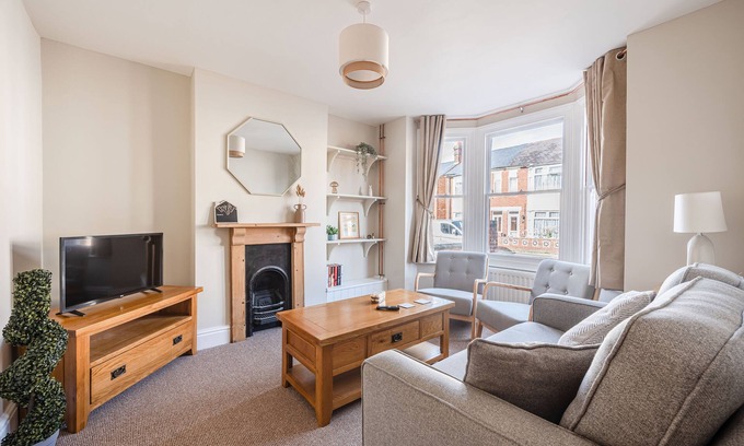 Ipswich House | Fully Furnished Three Bed House With Free Parking