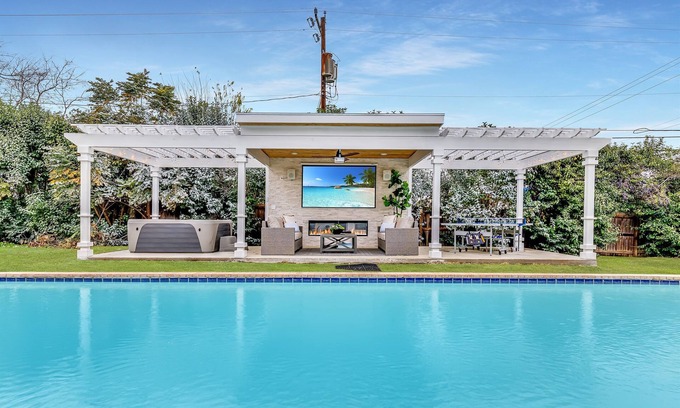 Shearer Hills - Ridgeview House | New 5-Bedroom Oasis with Pool & Pet-Friendly Amenities