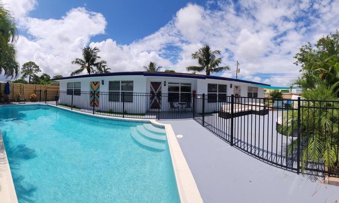 Central Oakland Park Villa | Private Villa with Pool & Patios, Steps from the Beach