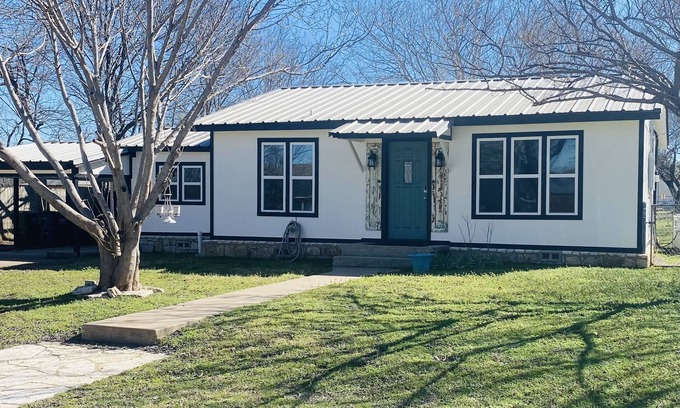 Glen Rose House | Cozy Home with Kitchen, Pet-Friendly & 10/10 Guest Rating