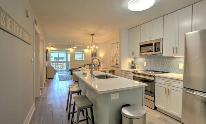 Palmetto Dunes Condo | Renovated Coastal Retreat with Ocean Views & Pool Access