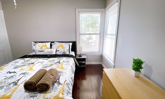Garland House | Fully Renovated 3BR⭐️Large Backyard🌻Pets Ok🐶