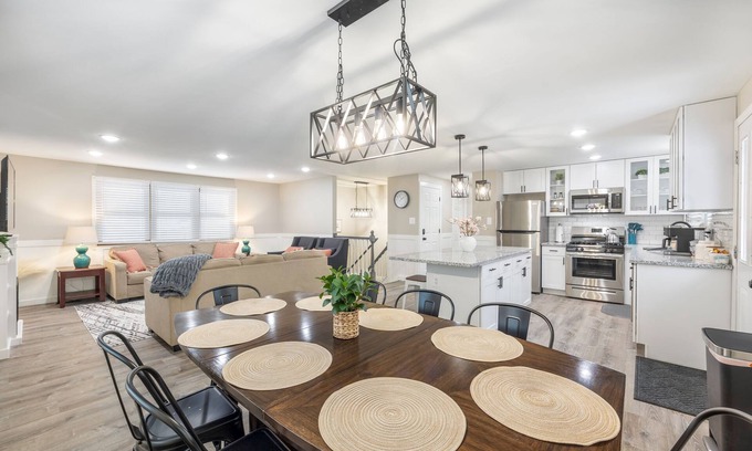 Wasco House | Beautifully Renovated 4 BR House Near Dining and Parks