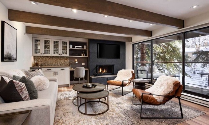 Aspen Condo | Renovated 2 BR Retreat on River with Pool & Ocean Views