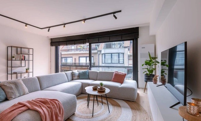 Heist Apartment | Renovated Design Apartment Steps from the Beach with Ocean View