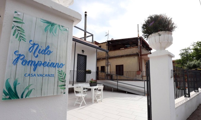 Pompei House | Modern Renovated Holiday Home with Breakfast & Kitchen