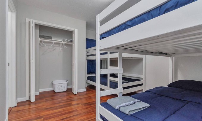 Houston House | Renovated Crashpad with Spa & Breakfast Amenities