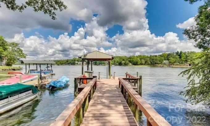 Rock Hill House | Renovated Lakehouse Retreat: Family-Friendly on Lake Wylie