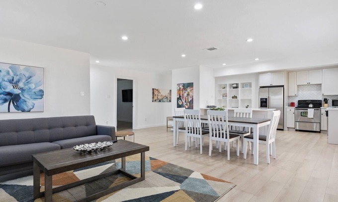 North Central Carrollton House | Renovated House with Spa and Pet-Friendly Amenities