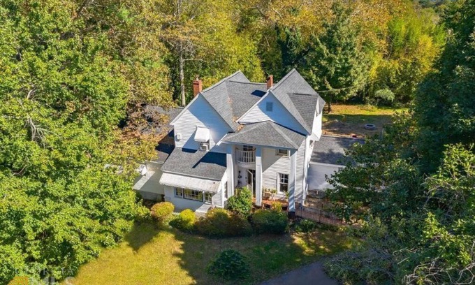 Baldwin House | Elegant Country Manor: Child-Friendly Stay with Great Reviews