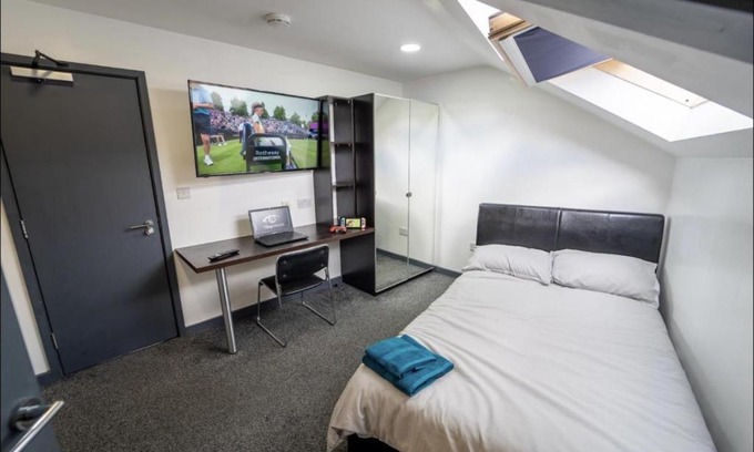 Selly Oak Apartment | Convenient Studio Near City with Full Services Available