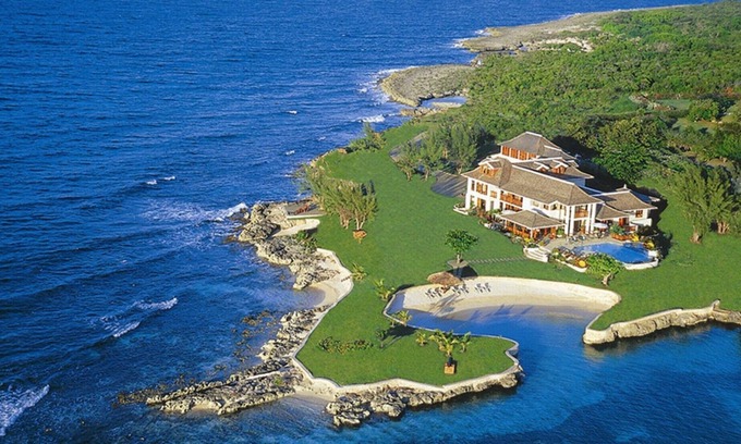 Discovery Bay Villa | Impressive 9 Bedroom Beachfront Villa in Discovery Bay