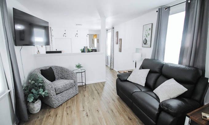 Wichita House | Pet-Friendly Retreat with King Bed & Kitchen Amenities