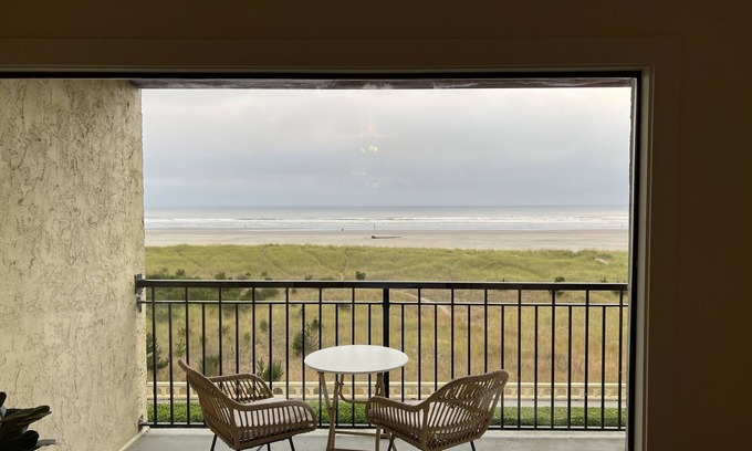 Seaside Condo | Oceanfront 1 Bedroom Condo with Ocean View for Family Fun