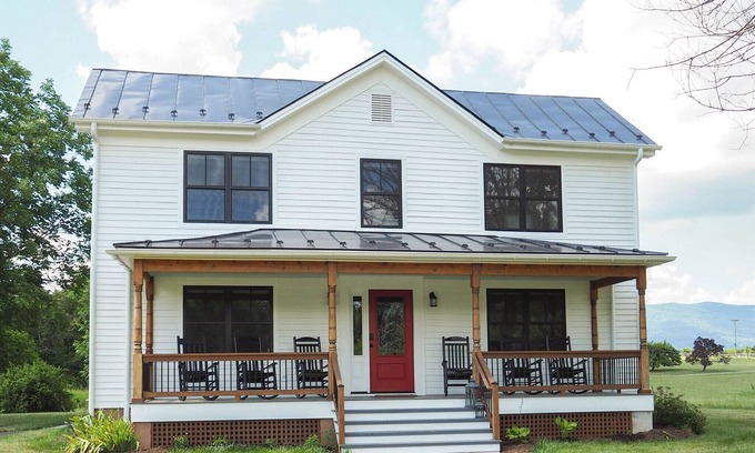 Afton House | Fulton Belle Vue: Renovated Farmhouse with Pool & Breakfast