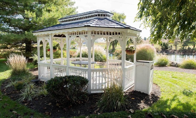 Witmer Hotel | Fulton Steamboat Inn: Poolside Retreat with Top Amenities
