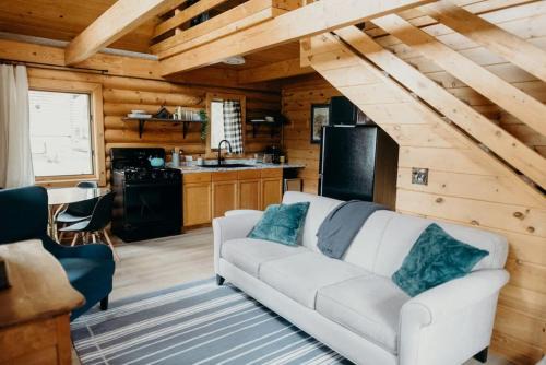 Wasilla Ski Chalet | Cozy Alaska Log Cabin Surrounded by Nature for Families