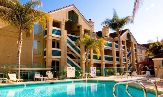 Sunnyvale Resort | Family Fun at LEGOLAND: 2BR Unit with Breakfast & Pool