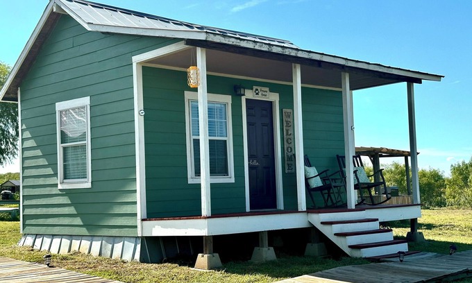Kingsbury Cabin | Inviting Family Escape in Countryside Tiny House with Pool