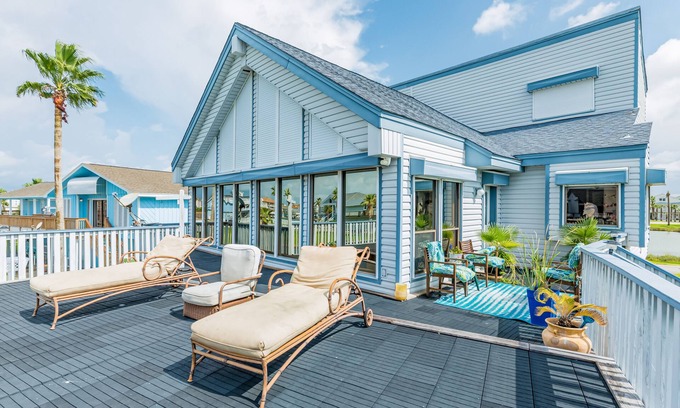 Galveston House | Family-Friendly Retreat with Fast WiFi and Canal Access