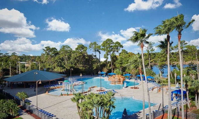 Lake Buena Vista Hotel | Exciting Oasis near Disney Springs: Pools, Dining & Shuttle