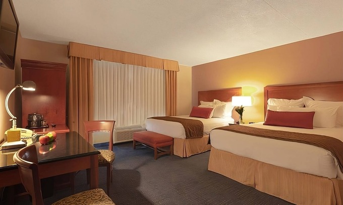 Wenatchee Hotel | Family Fun Awaits: Rooms with Pool, Free Parking & More