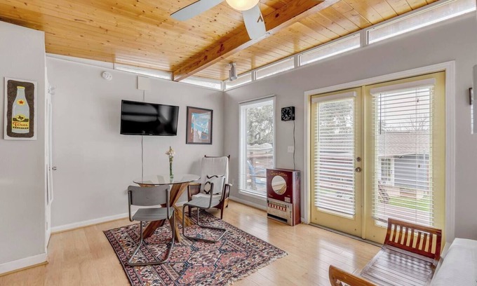 South Congress House | Fun Hip Home + Guesthouse in Austin's SoCo! Perfect For ACL/SXSW! POOL & HOT TUB