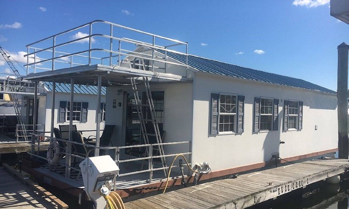 Charlestown Boat Rental | Charming Houseboat Near Boston Attractions with Free WiFi