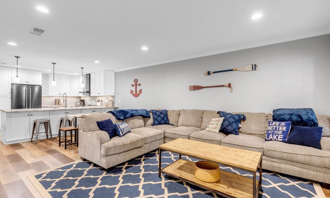 Granite Shoals Condo | Unwind with Poolside Views at LBJ - Rated 10/10