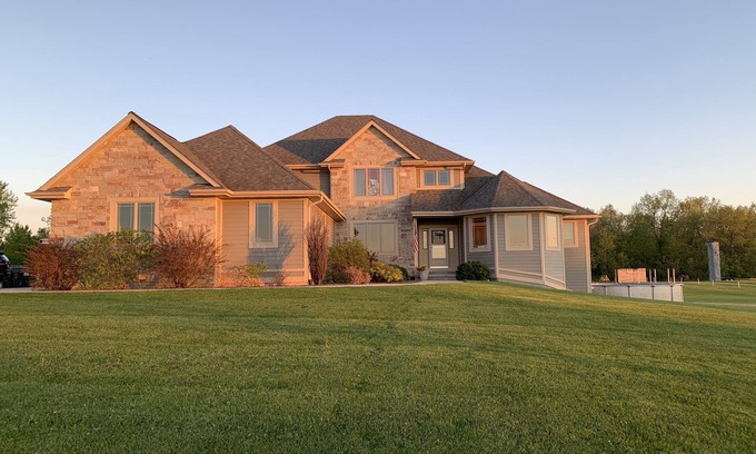 Byron House | Elegant Home with Pool, Spa & Child-Friendly Amenities