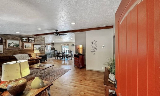 Cascade Cabin | Ideal Modern Cabin with Pool Near Clear Creek Station