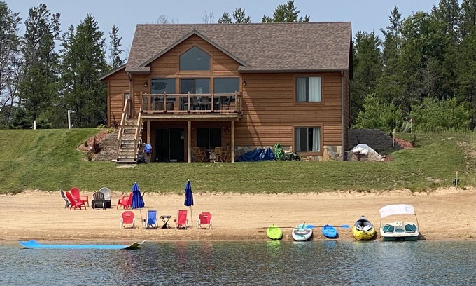 New Lisbon House | Beach Fun Awaits: Hot Tub & EV Friendly Near Castle Rock
